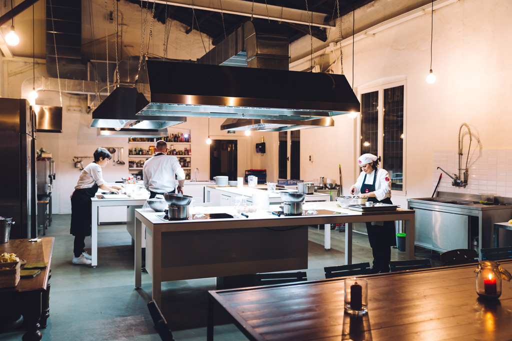 Un campo lungo della cucina del Food Genius Academy
