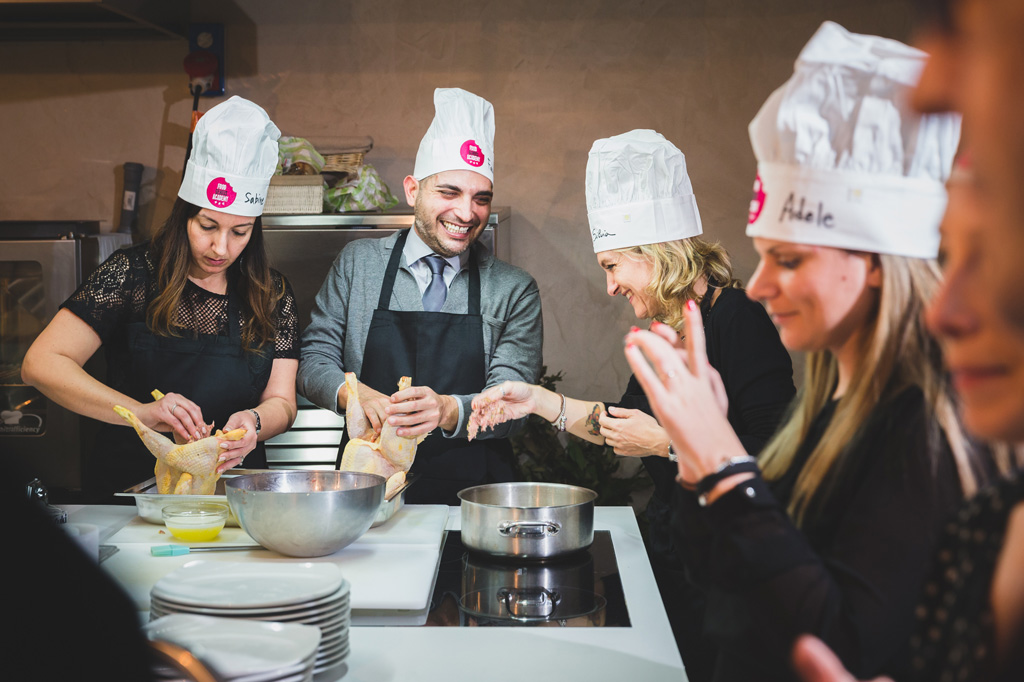 Alcuni colleghi preparano il pollo durante l'incontro