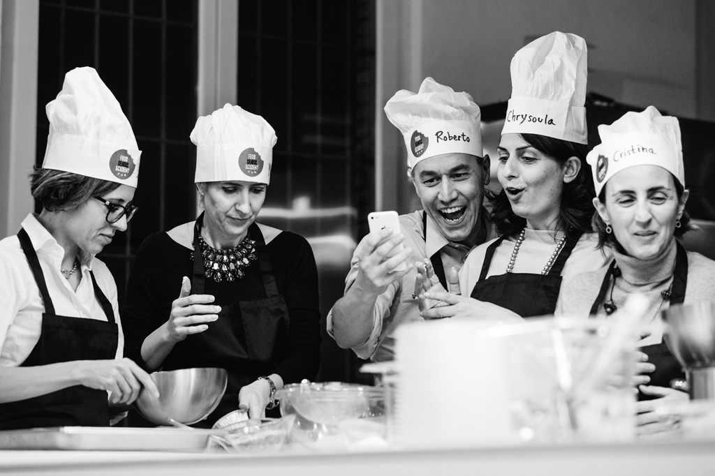 I dipendenti scherzano in compagnia durante la preparazione della cena