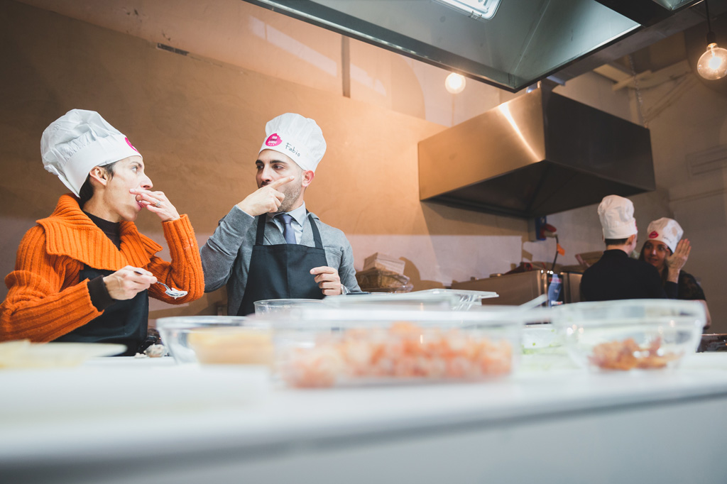 Due invitati assaggiano una portata