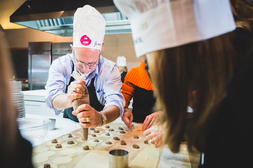 Un dipendente prepara il dolce della serata