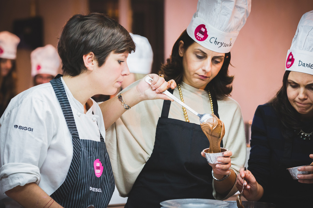 Gli aspiranti chef preparano il dolce