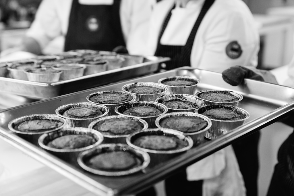 I dolci al cioccolato sono pronti per essere mangiati