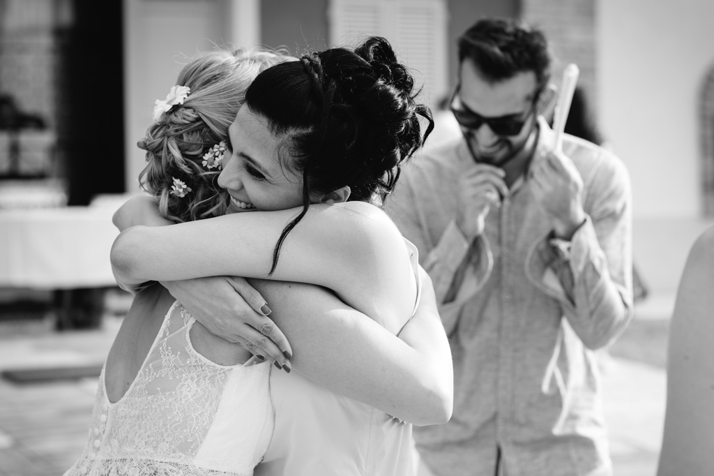 Best Wedding Photographer - Emotions Abbraccio Sposa e Amica Reportage Matrimonio MIlano