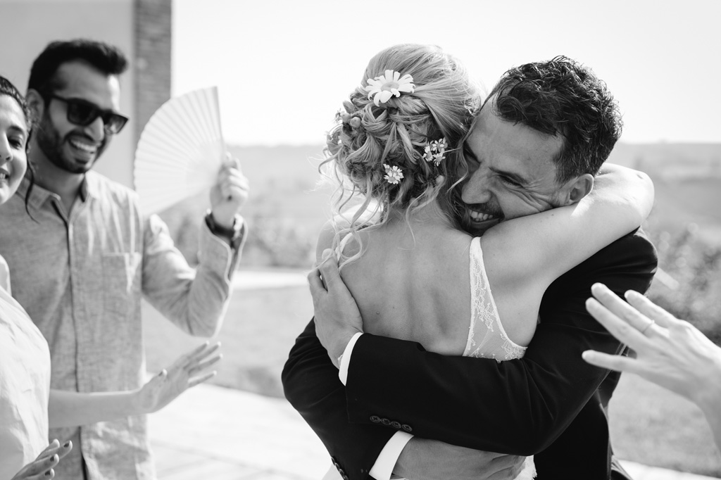Best Wedding Photographer - Emotions Abbraccio degli Sposi Reportage