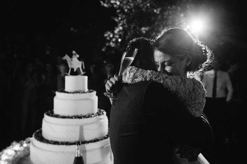Best Wedding Photographer - Emotions Sposi che si Abbracciano Foto di Reportage Matrimonio