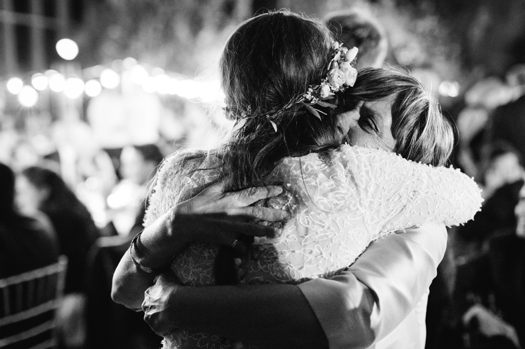 Best Wedding Photographer - Emotions Abbraccio con la Sposa Foto di Reportage Matrimonio Milano