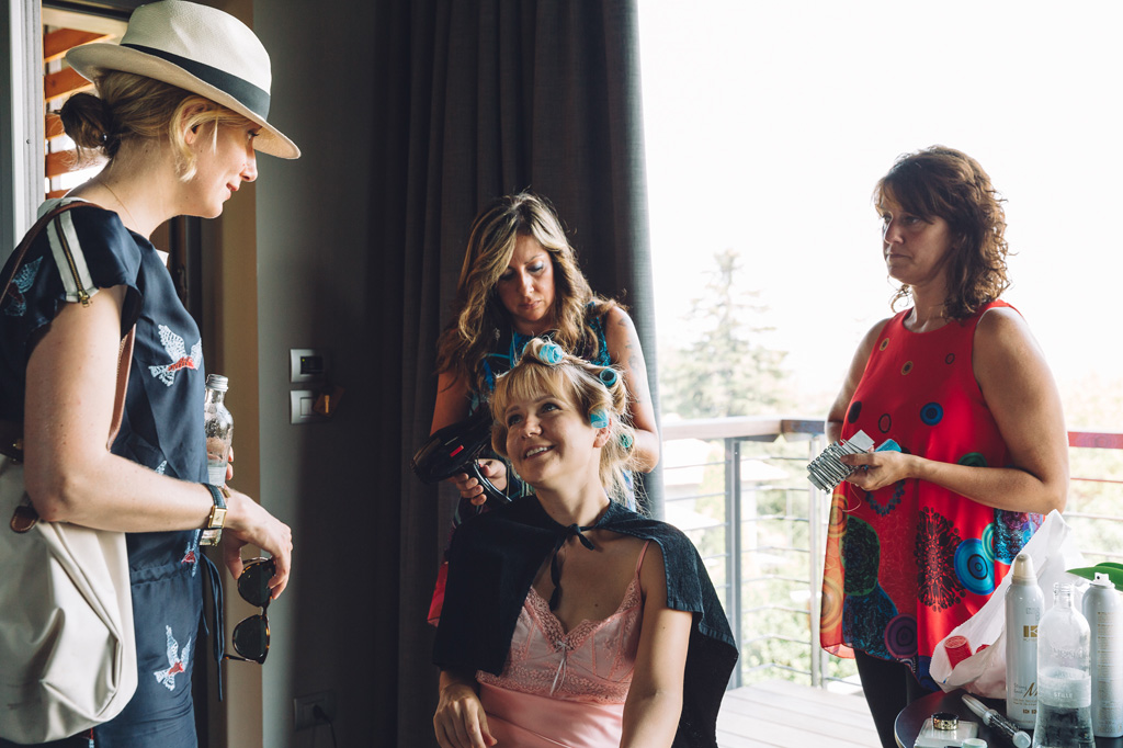 Fotografo Matrimonio Langhe Le damigelle acconciano i capelli della sposa