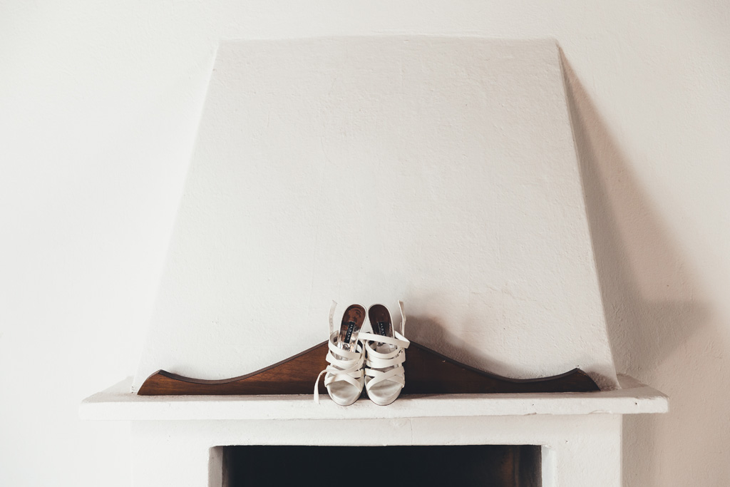 Fotografo Matrimonio Pavia Le scarpe della sposa sono appese sopra un camino