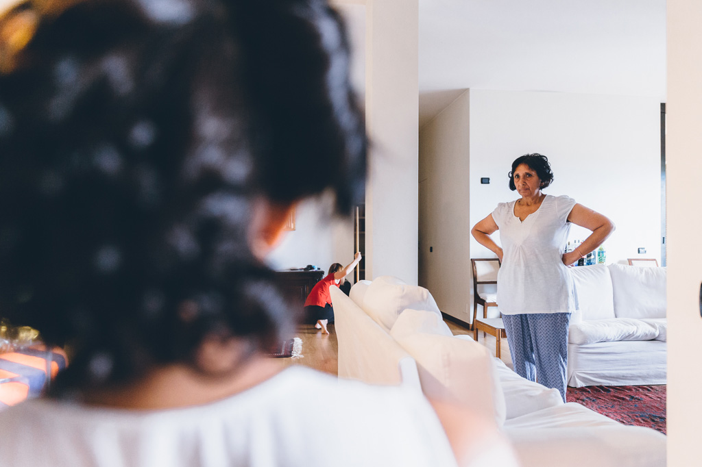 La madre ispeziona la figlia durante la preparazione