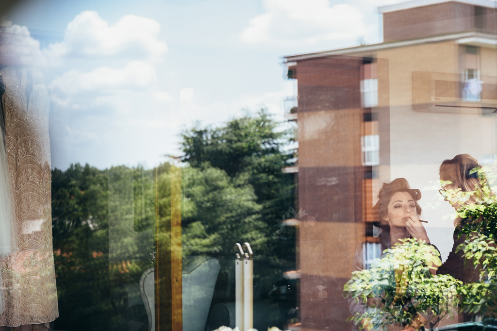 Fotografo Matrimonio Monza La truccatrice sistemala sposa durante la preparazione per la cerimonia