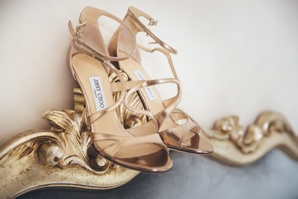 I sandali d'oro della sposa Jimmy Choo
