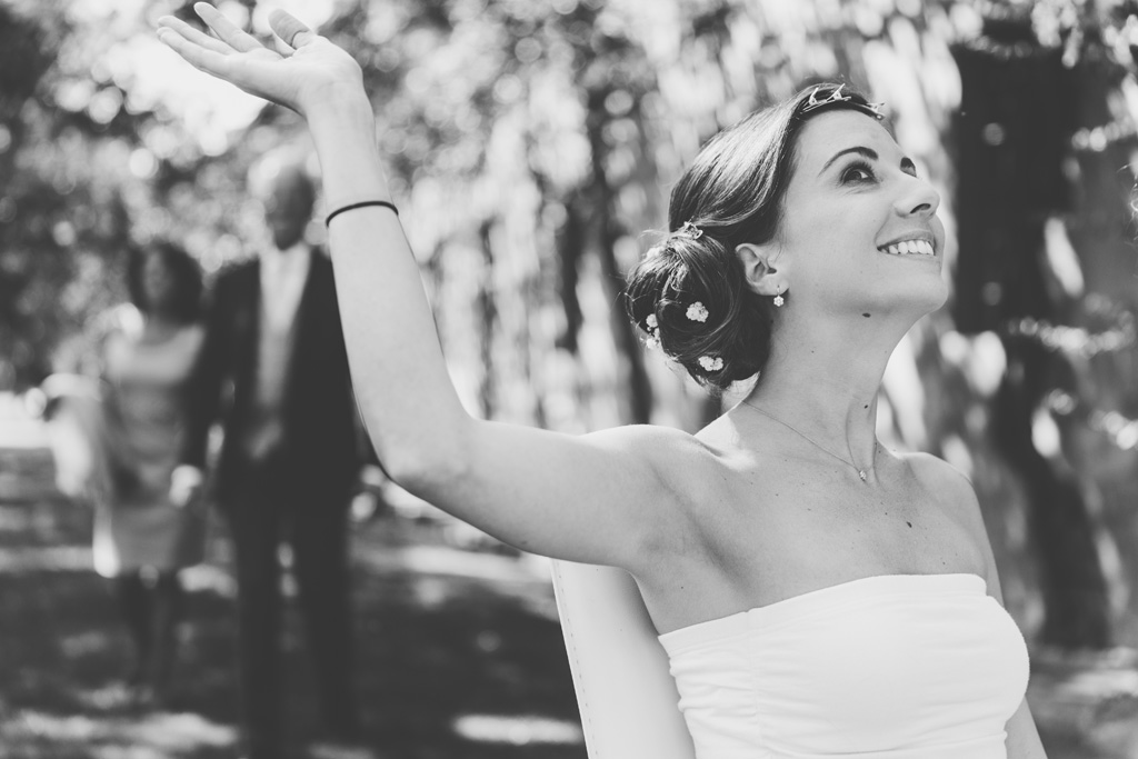 Fotografo Matrimonio Pavia Silvia passeggia sorridente ocn il suo vestito da sposa