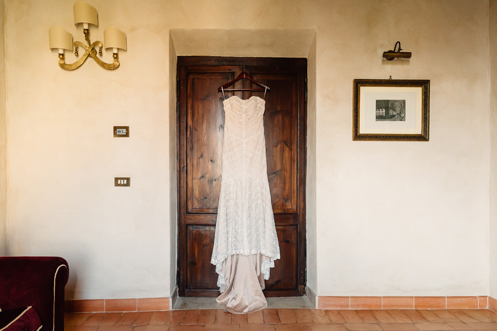 UN dettaglio del vestito della sposa