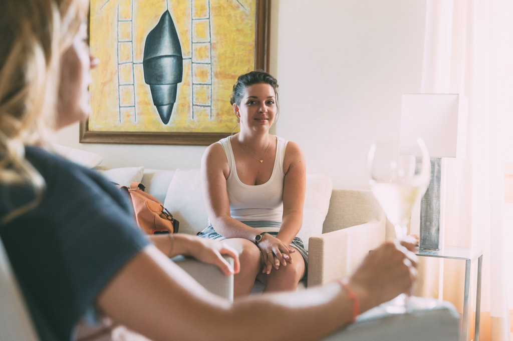 La sposa conversa con le damigelle durante la preparazione