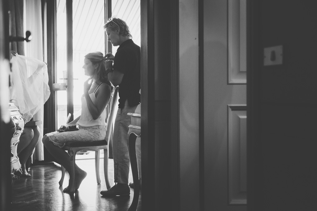 La parrucchiera sistema i capelli della sposa