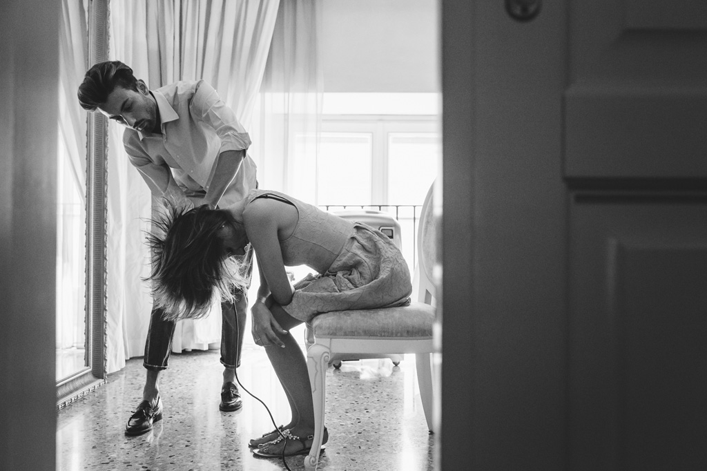 Fotografo Matrimonio Villa Caroli Zanchi La sposa è acconciata dal parrucchiere