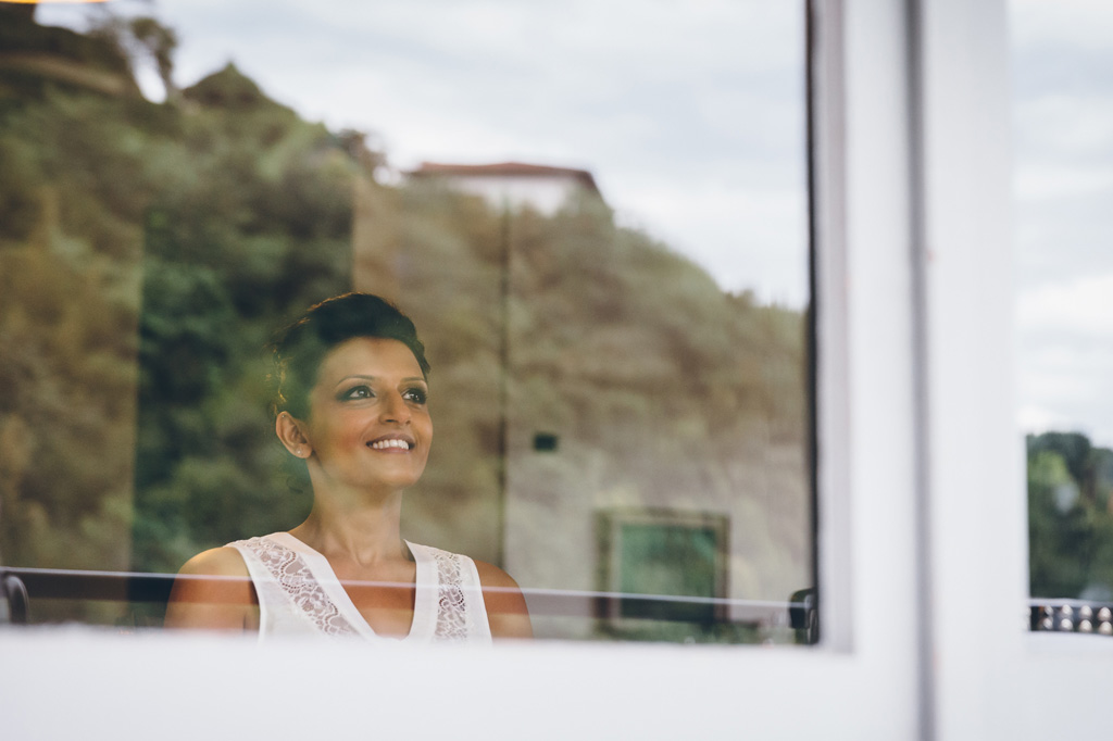 La sposa guarda speranzosa l'orizzonte