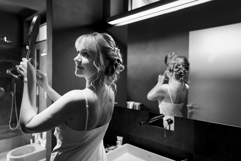 Fotografo Matrimonio Langhe Tatiana è ritratta con un gioco di specchi dal fotografo Alessandro Della Savia