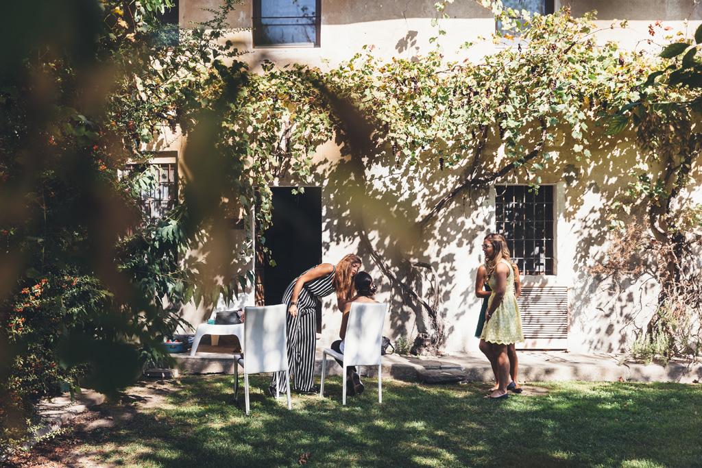 Fotografo Matrimonio Pavia Un campo totale della preparazione di Silvia in cortile