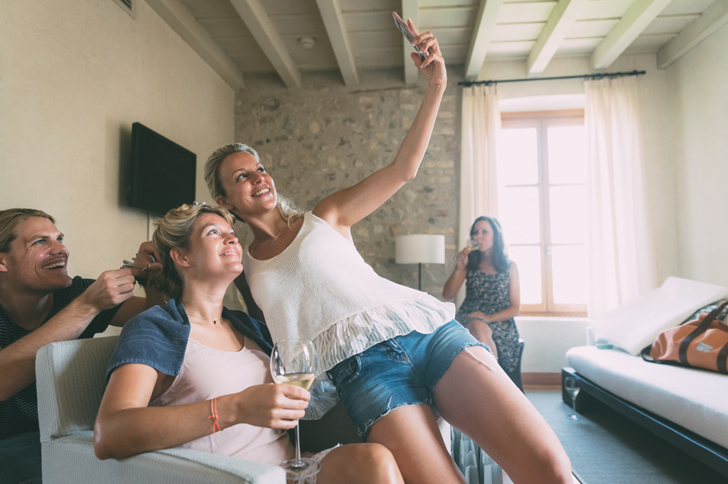 Le damigelle si scattano alcuni selfie durante la preparazione