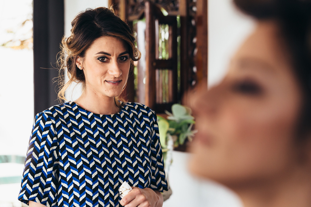 Fotografo Matrimonio Monza La damLa truccatrice è in azione durante la preparazione