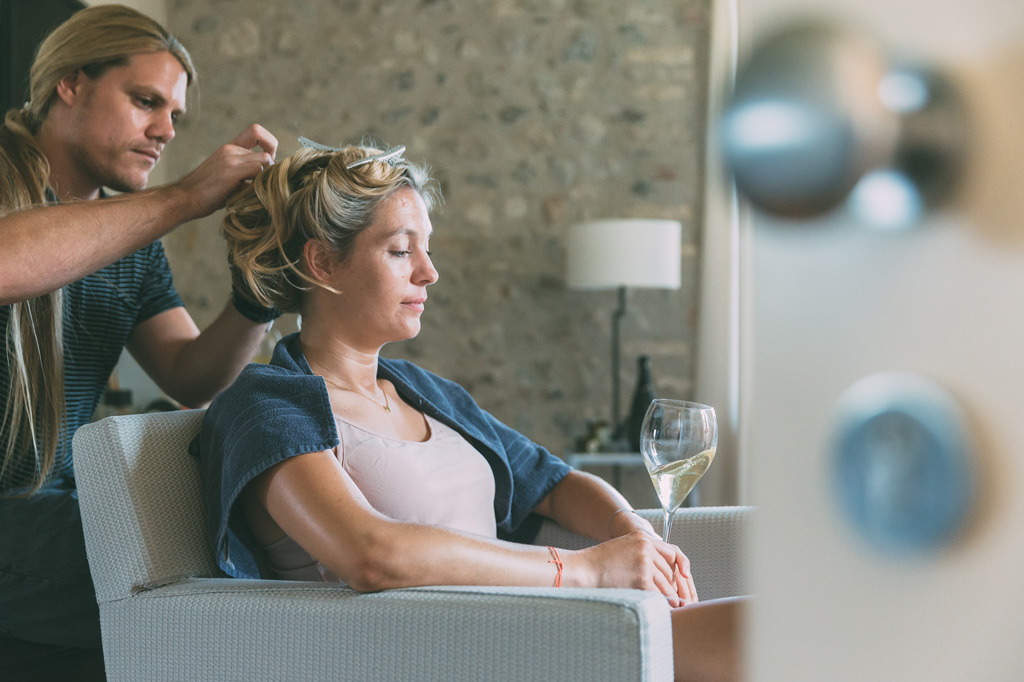 Il parrucchiere acconcia la sposa durante la preparazione