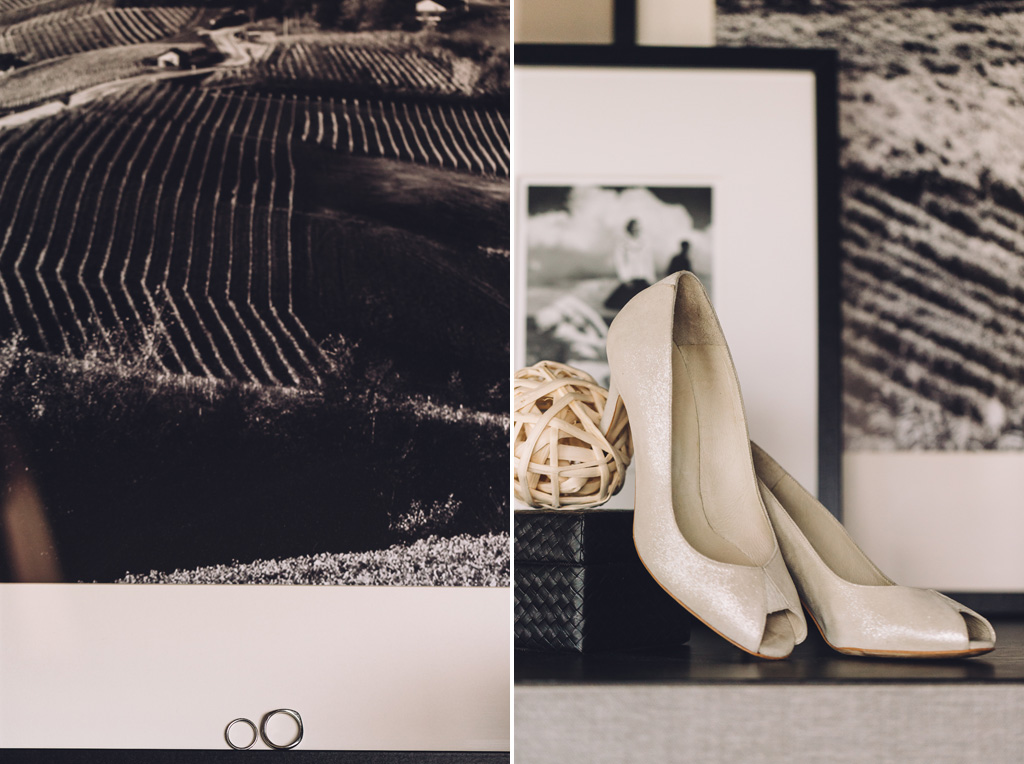 Fotografo Matrimonio Langhe Le scarpe e le fedi della sposa e sullo sfondo alcune fotografie