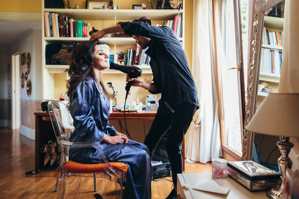 Fotografo Matrimonio Monza Il parrucchiere asciuga i capelli alla sposa