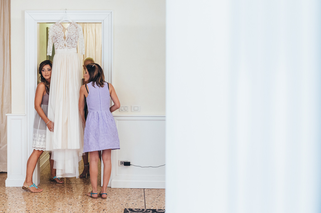 Fotografo Matrimonio Villa Caroli Zanchi Le damigelle preparano il vestito della sposa
