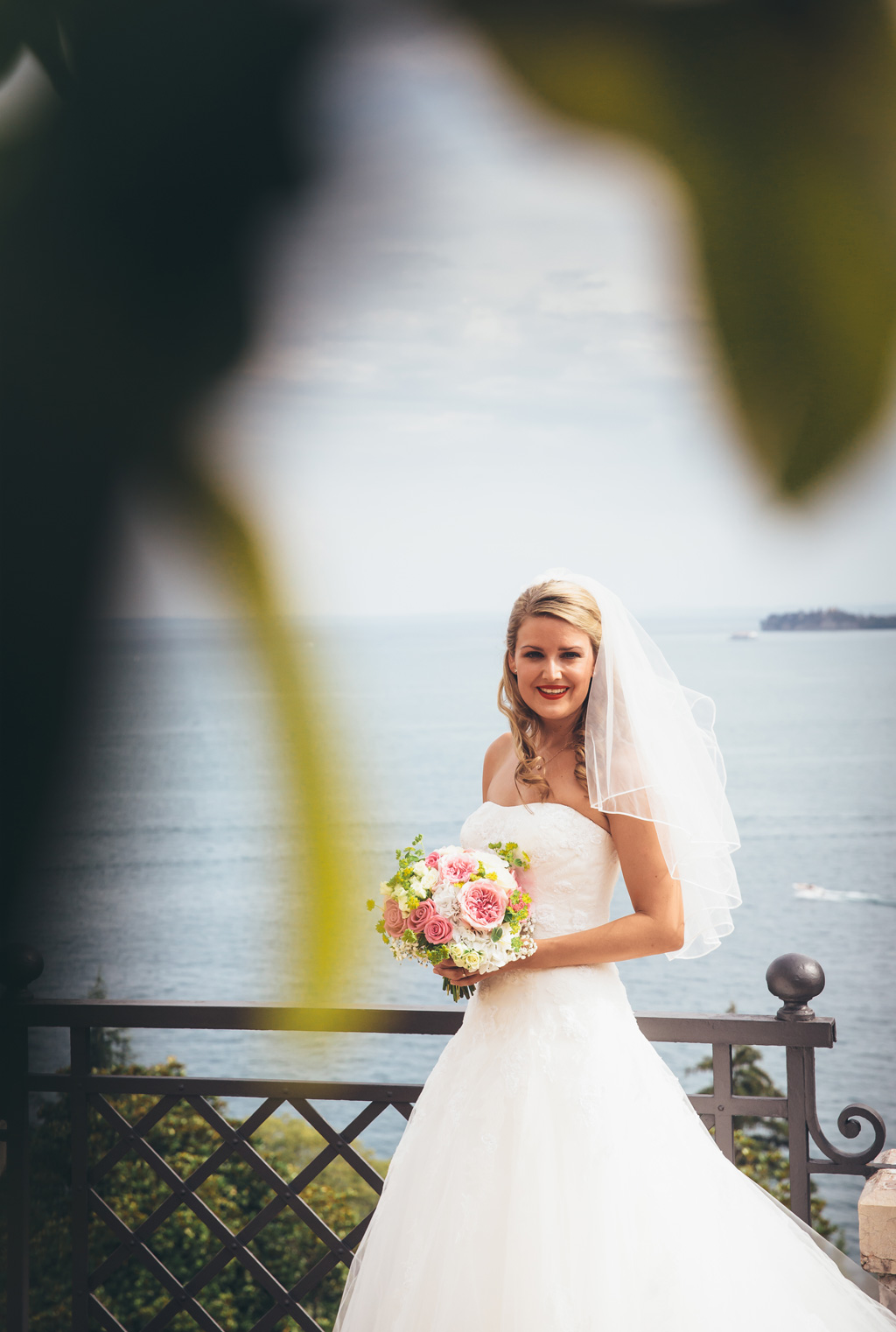 La bella sposa bionda sorride davanti all'obiettivo del fotografo