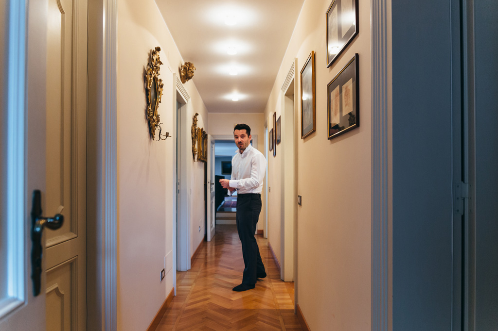 Fotografo Matrimonio Monza Lo sposo è in fase di preparazione per la cerimonia