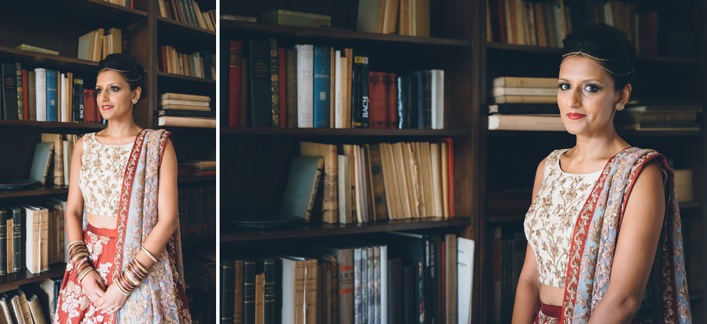 La fotografa è in posa di fronte a una biblioteca