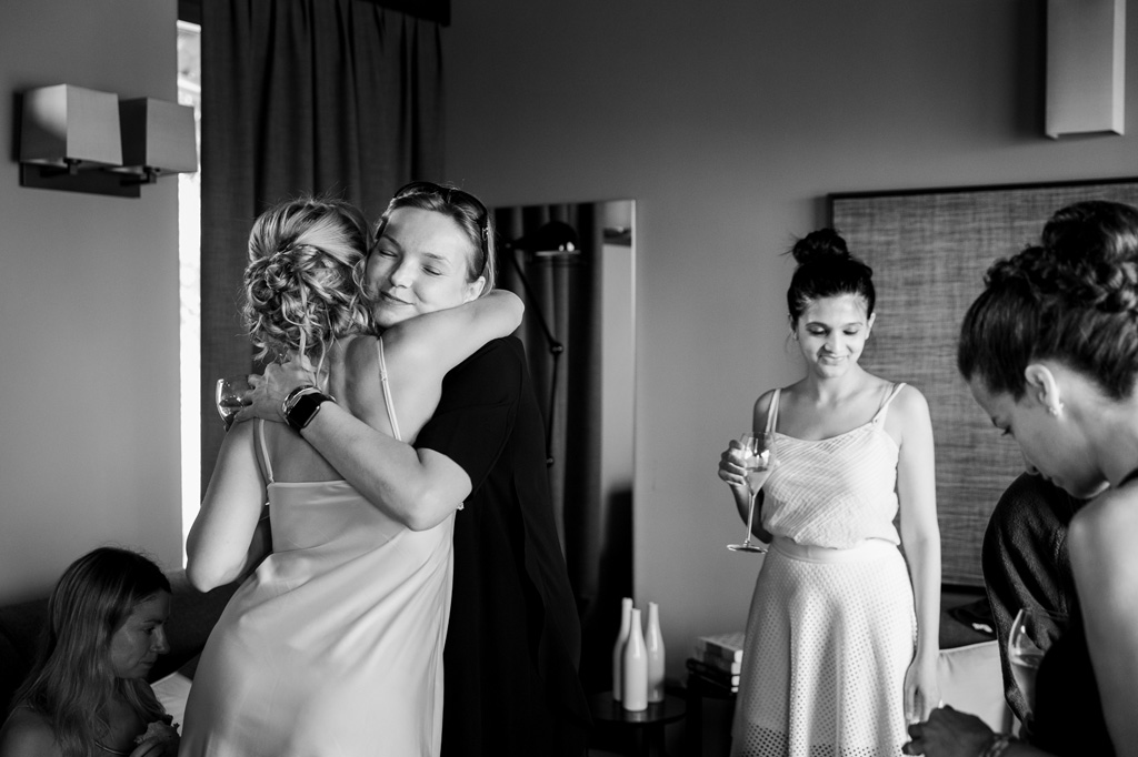 Fotografo Matrimonio Langhe La sposa abbraccia le damigelle durante la preparazione