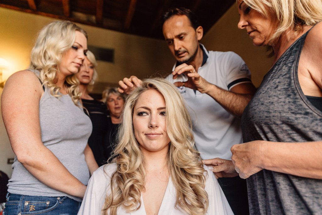 Il parrucchiere si confronta con le damigelle per sistemare i capelli di Brittney