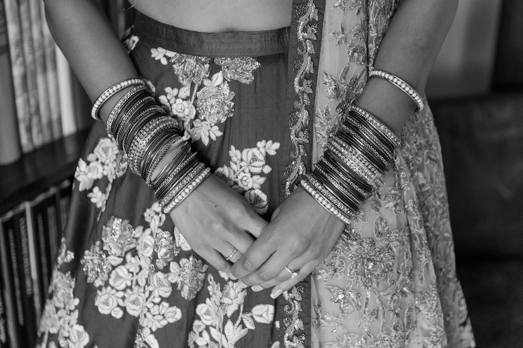 Un dettaglio dei braccialetti che la sposa Reena indossa