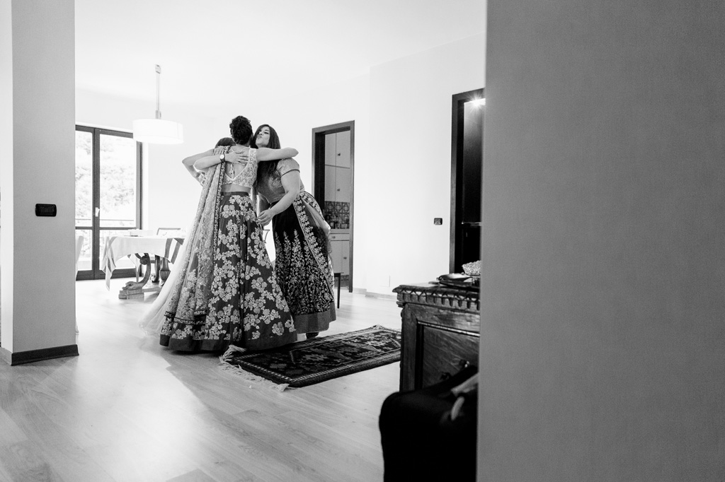 La sposa abbraccia le damigelle