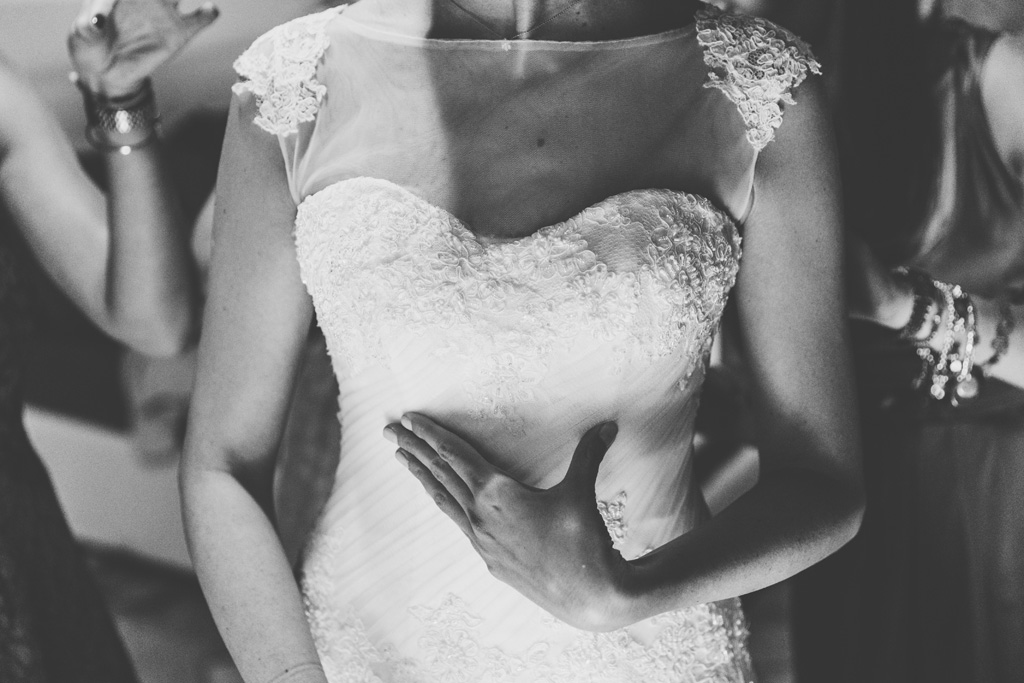 Fotografo Matrimonio Pavia Un particolare del vestito della sposa durante la preparazione