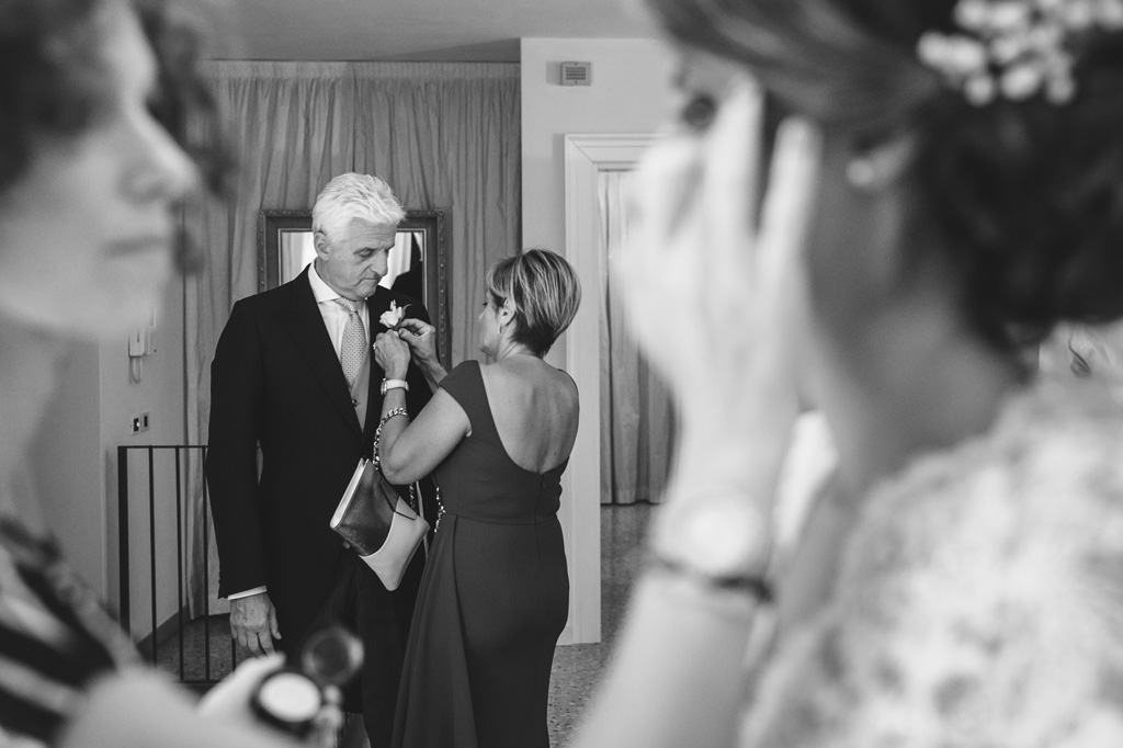 Fotografo Matrimonio Villa Caroli Zanchi Il padre è adornato con un fiore sulla giacca