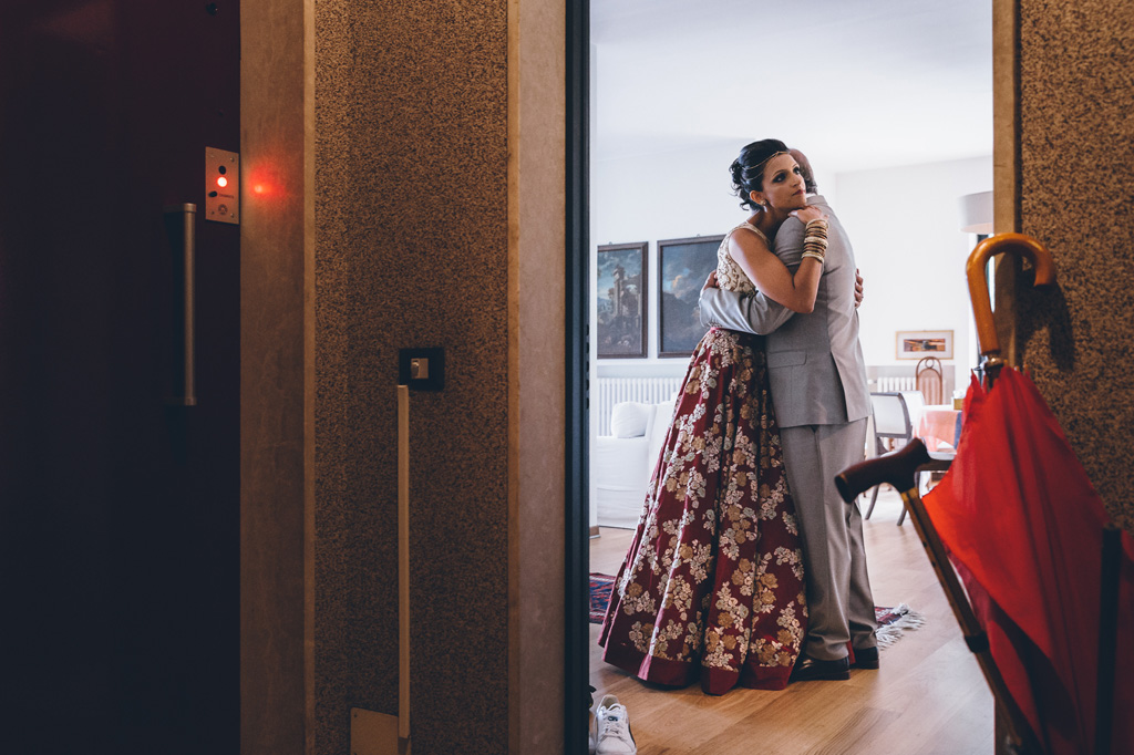 La sposa abbraccia il padre