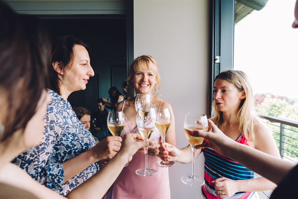 Fotografo Matrimonio Langhe La sposa brinda con le damigelle per una giornata speciale