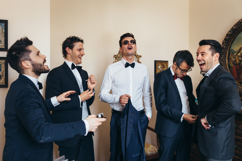 Fotografo Matrimonio Monza I testimoni scherzano durante la preparazione prima della cerimonia