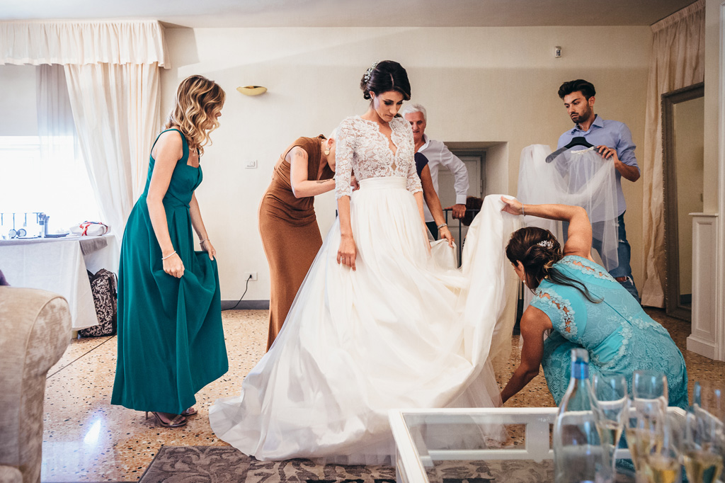 Fotografo Matrimonio Villa Caroli Zanchi La sposa è assistita dalle damigelle durante la preparazione