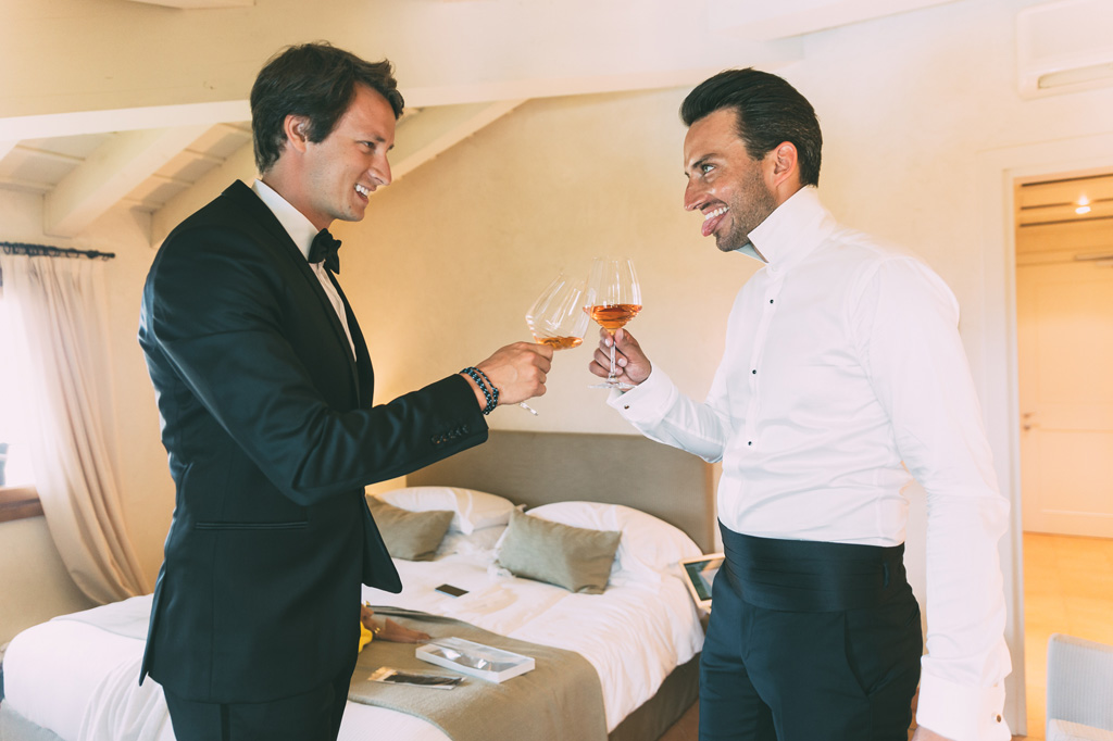 Lo sposo beve un drink in compagnia di un testimone