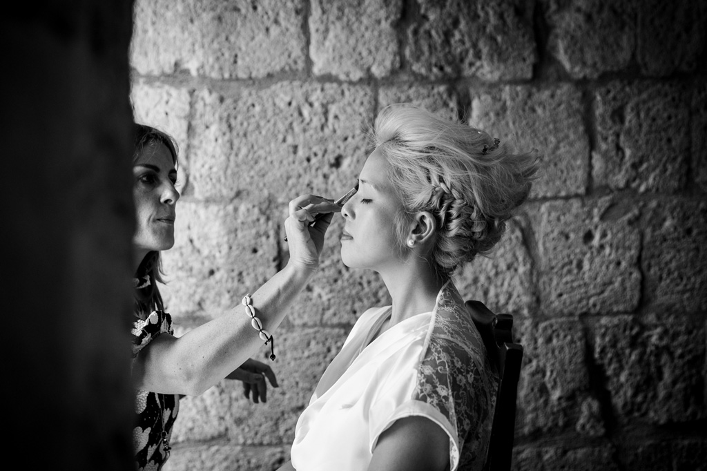 La truccatrice sistema la sposa prima della cerimonia