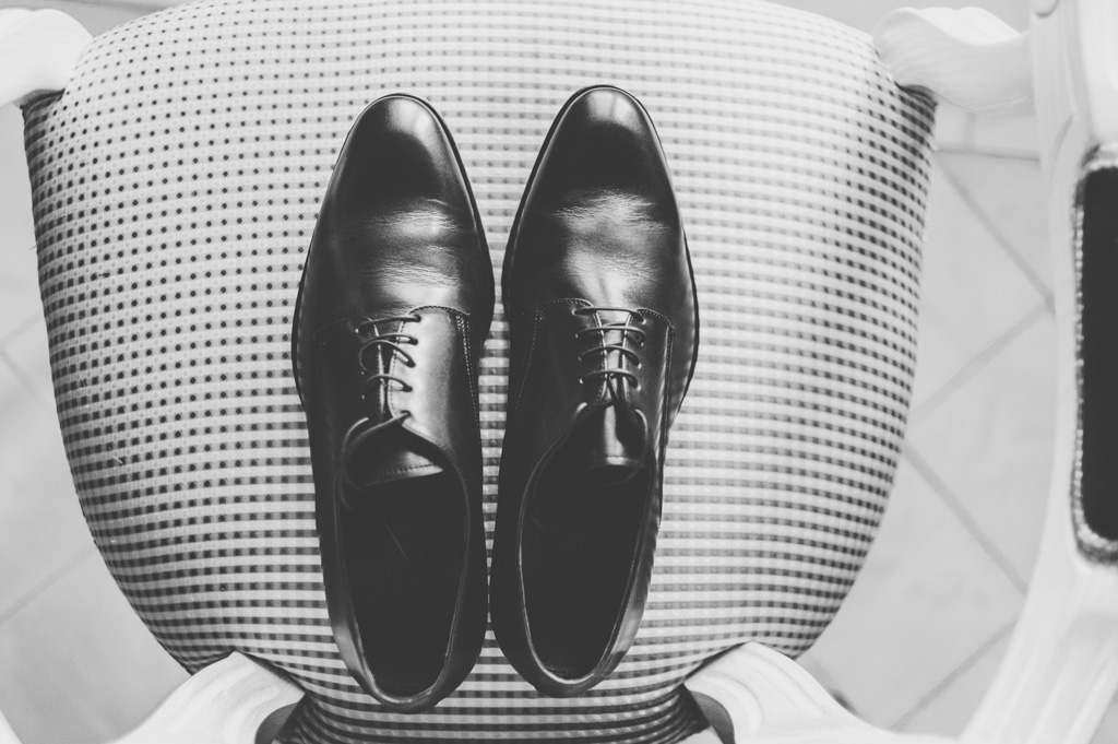 Le scarpe dello sposo sono posatate