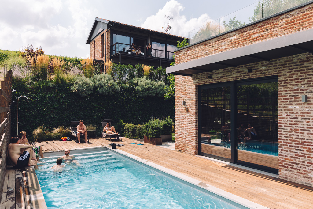 Fotografo Matrimonio Langhe Lo sposo si rilassa in piscina in compagnia degli amici
