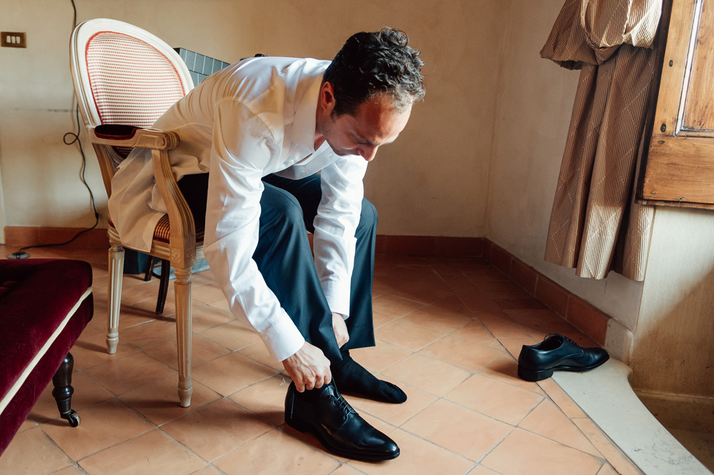 Emmanuele sistema le scarpe in camera
