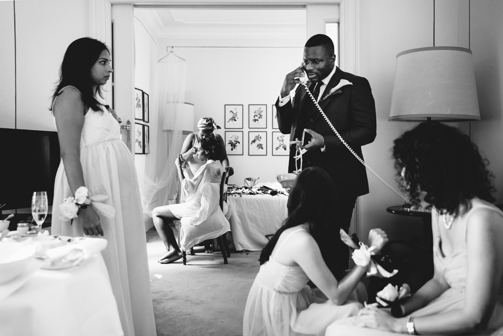 Fotografo Matrimonio Villa Erba Un testimone risponde al telefono presso il Grand Hotel Villa d'Este