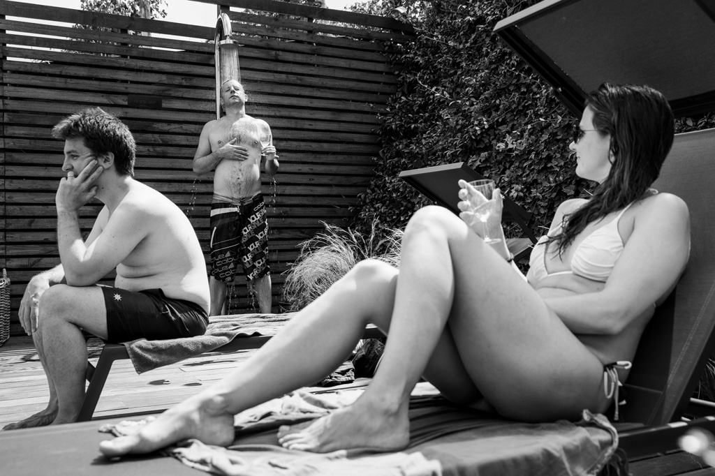 Fotografo Matrimonio Langhe Alcuni ospiti bevono champagne sul bordo della piscina